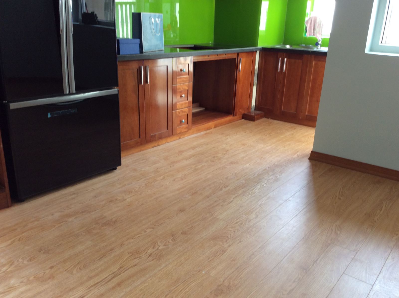 Khu vực bếp nhà chung cư hoàn toàn có thể sử dụng sàn gỗ công nghiệp