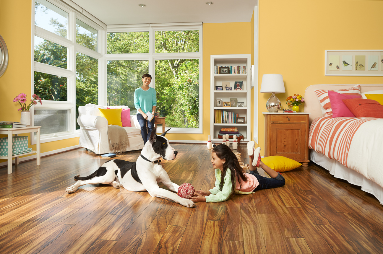 Sàn gỗ công nghiệp có khả năng chống chầy xước hiệu quả nên bạn hoàn toàn có thể nuôi thú cưng trong nhà